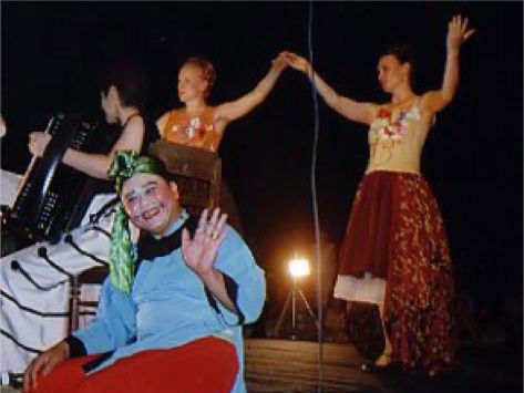 Monika Lichtenegger beim Strußenopernfestival in Hue, Vitenam